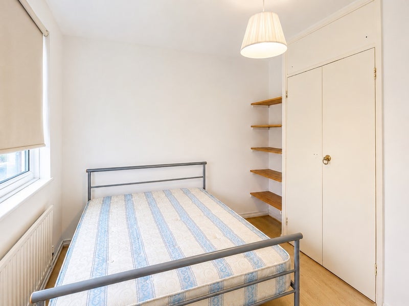 Room Batman Close in Greater London