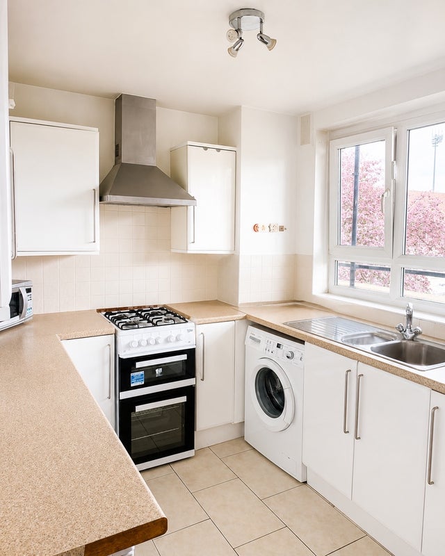 Room Batman Close in Greater London