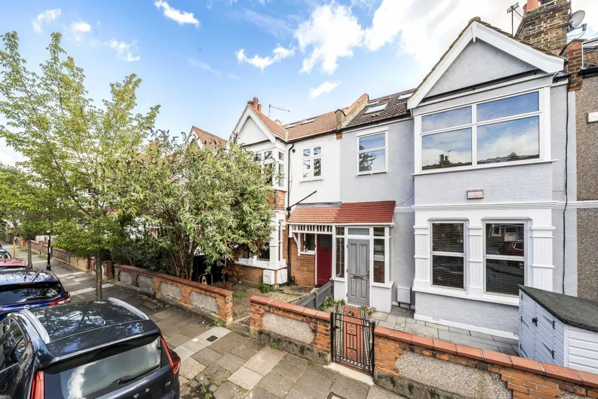 Flat Raymond Avenue in Greater London