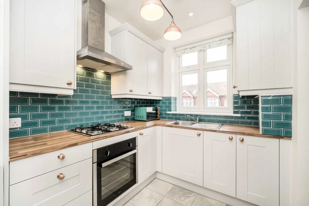 Flat Raymond Avenue in Greater London