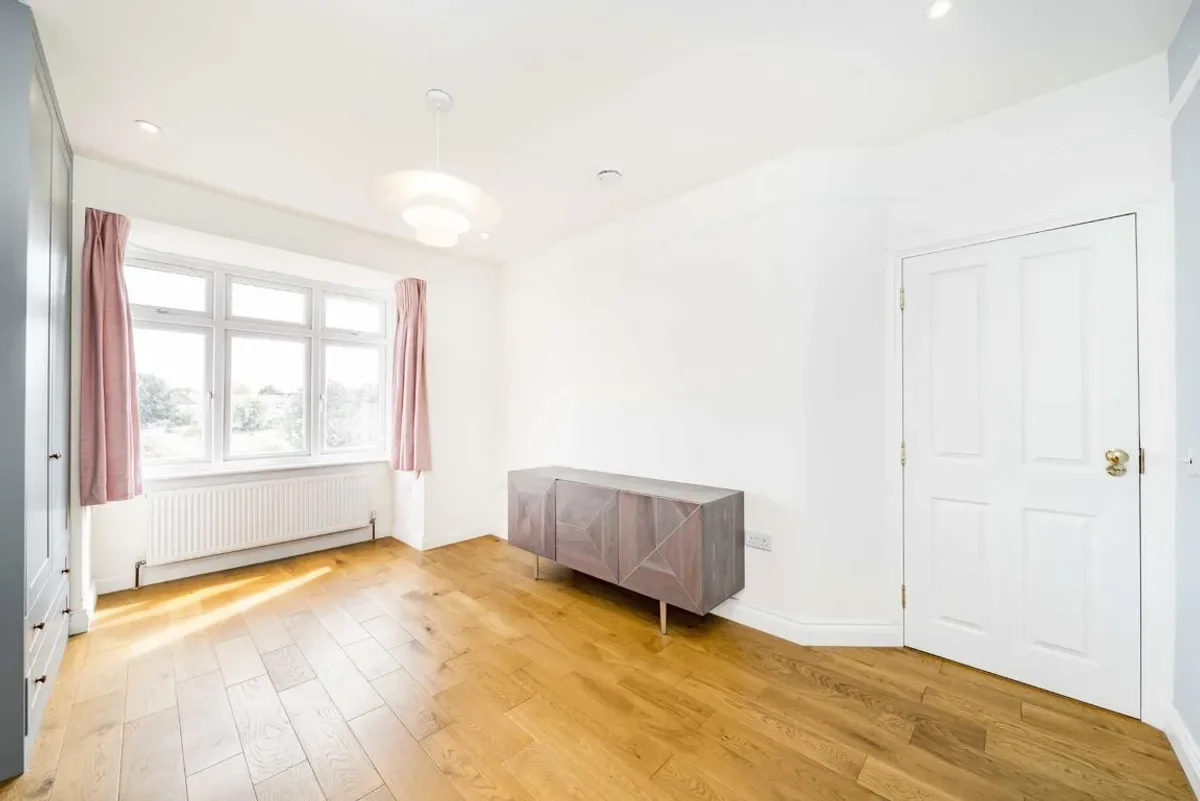Flat Raymond Avenue in Greater London