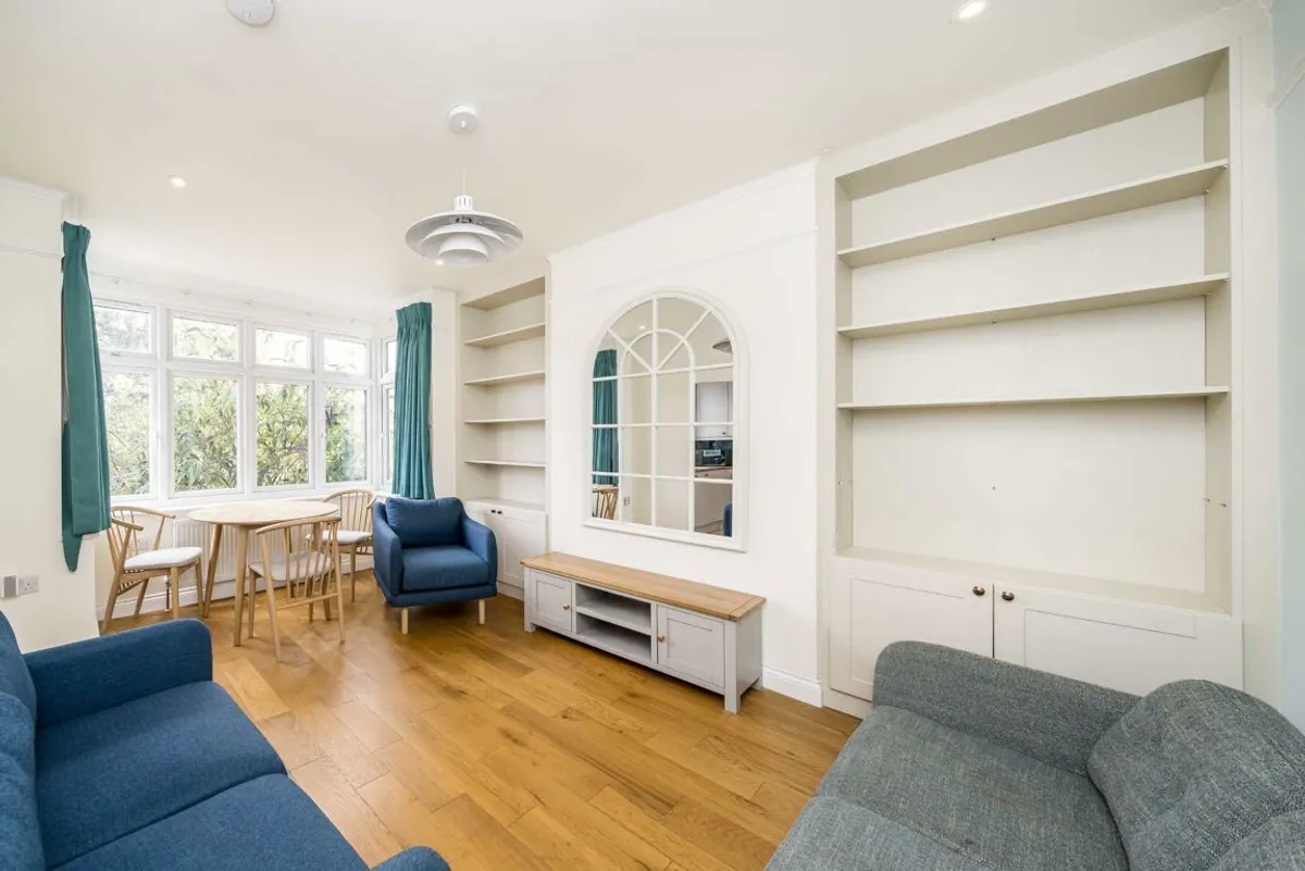 Flat Raymond Avenue in Greater London