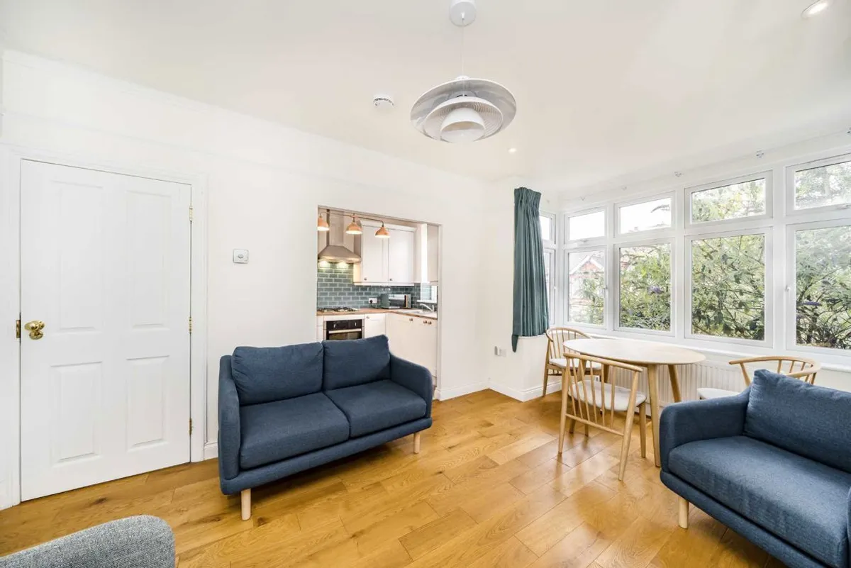 Flat Raymond Avenue in Greater London