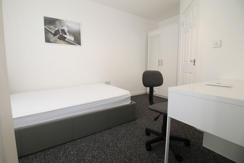 Room Cornwall Road in Coventry