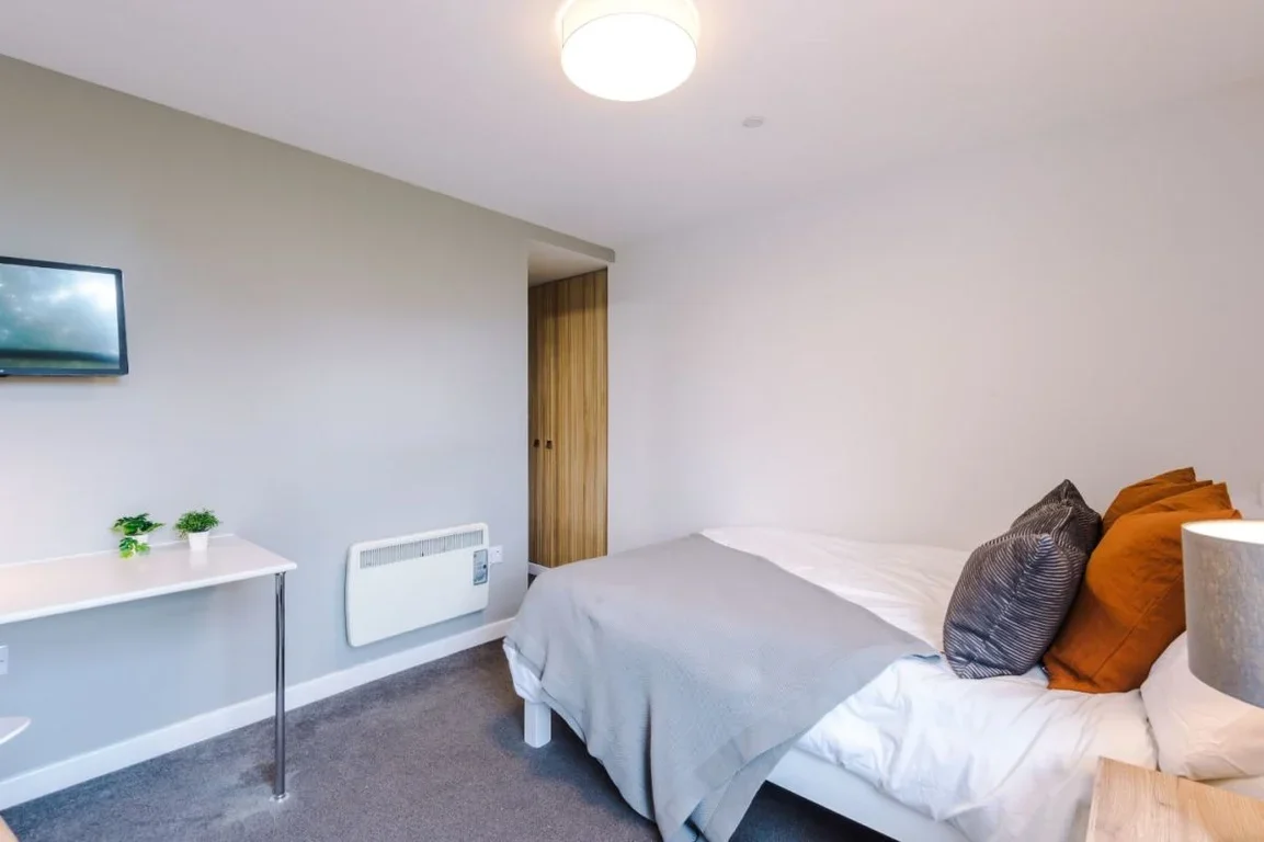 Flat Jesmond Road in Newcastle upon Tyne
