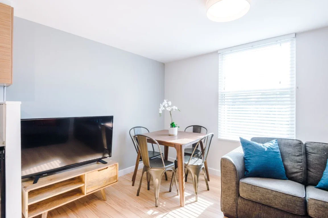 Flat Jesmond Road in Newcastle upon Tyne