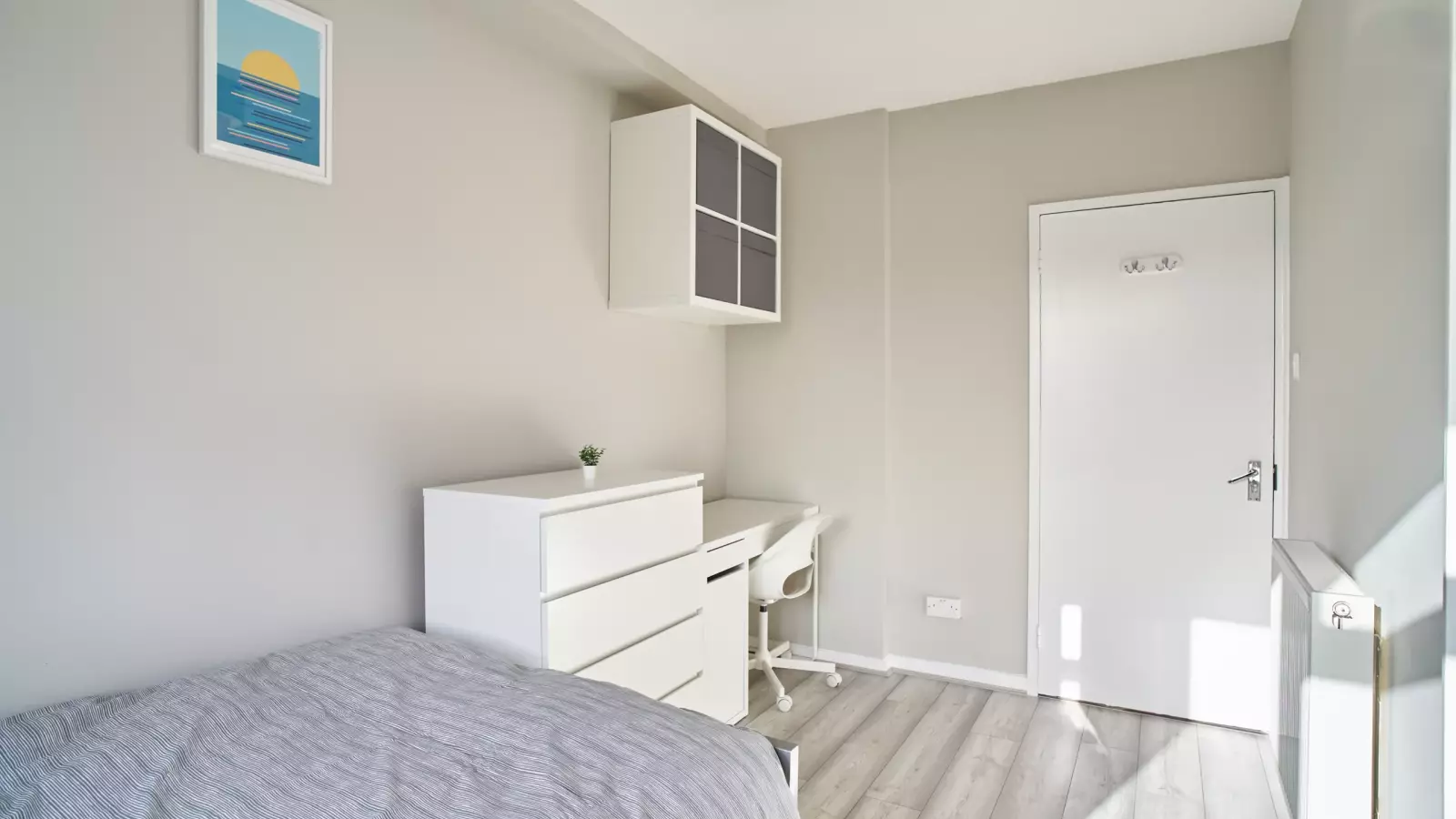 Room Creswick Walk in Greater London