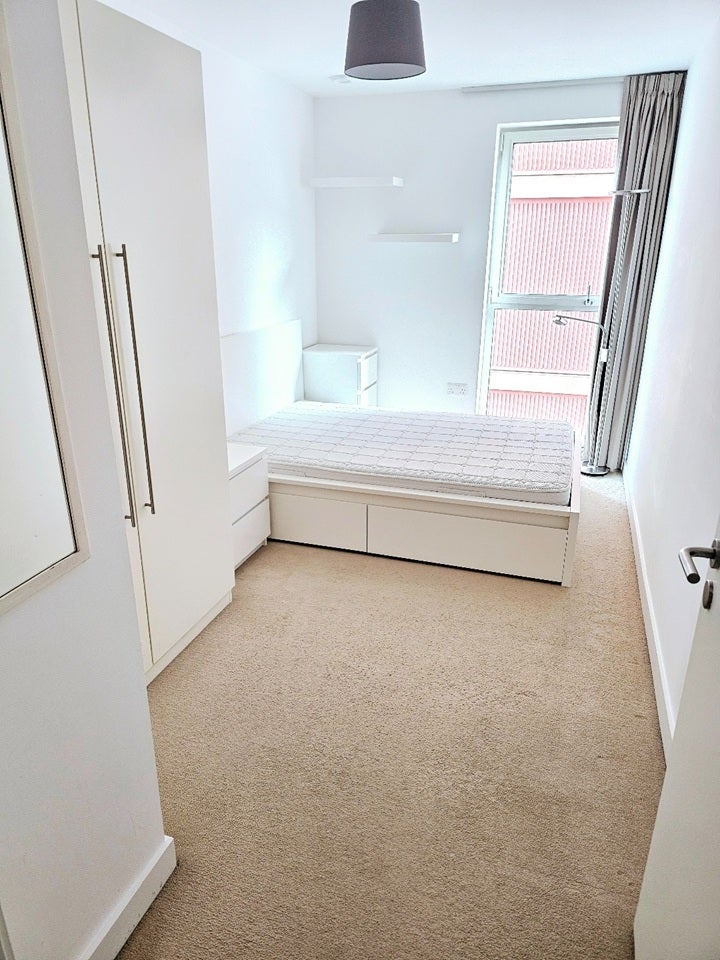 Flat Honour Lea Avenue in Greater London