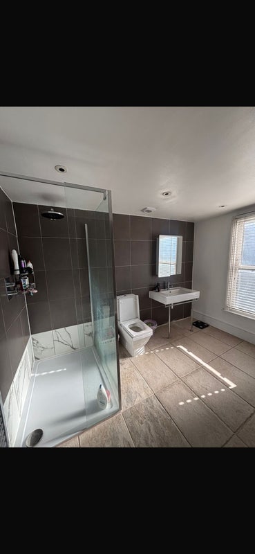 Room Eccles Road in Greater London