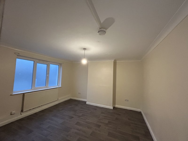 Room Rowland Place in Greater London