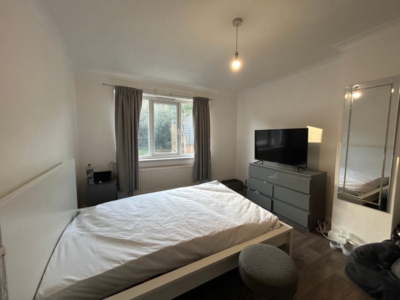 Room Rowland Place in Greater London