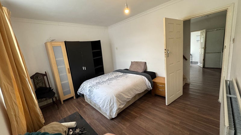 Room Stroud Road in Greater London