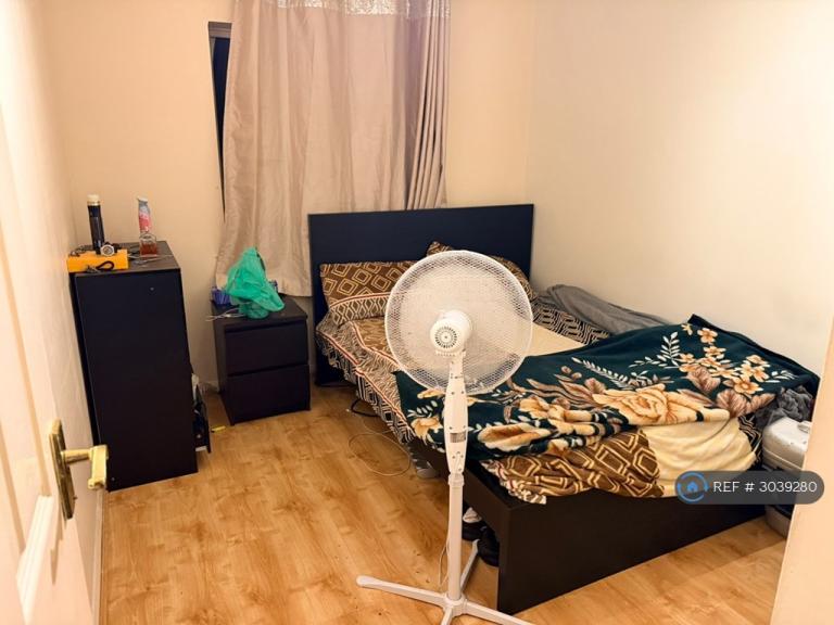 Flat Eagle Drive in Greater London