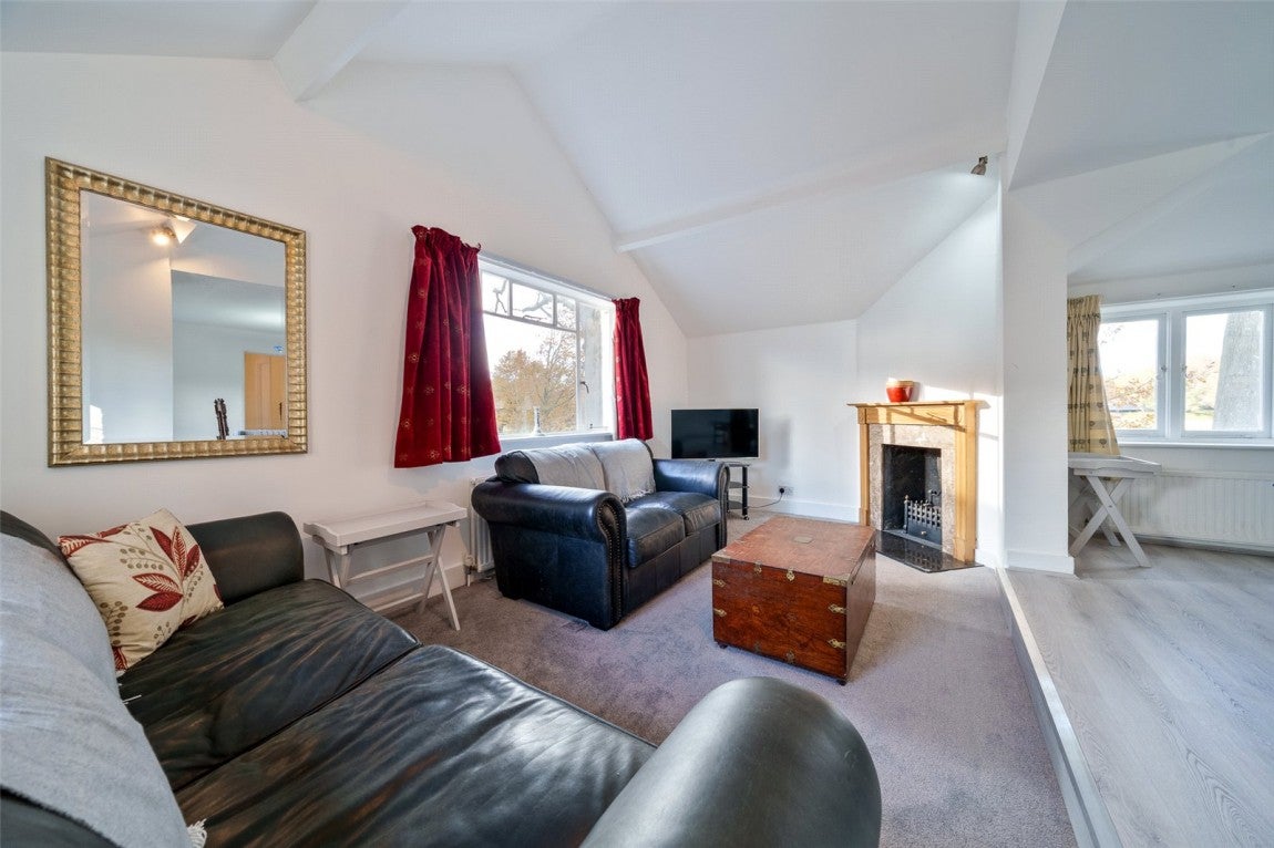 Flat Bagshot Road in Sunningdale