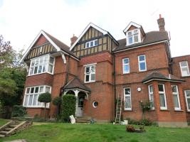 Flat Crescent Road in Greater London