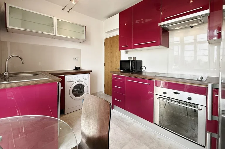 Flat Hammersmith Road in Greater London