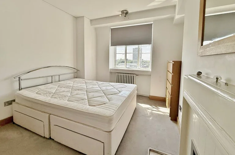 Flat Hammersmith Road in Greater London