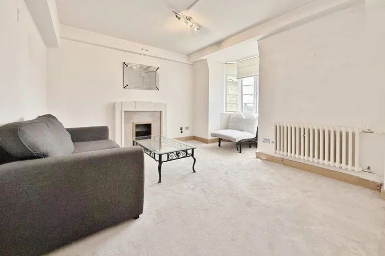Flat Hammersmith Road in Greater London
