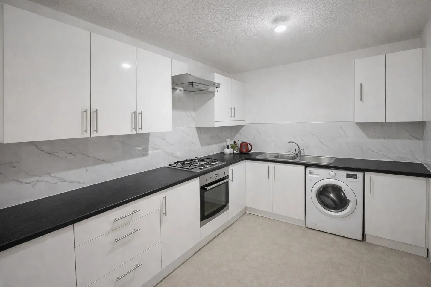 Room Mead Avenue in Slough
