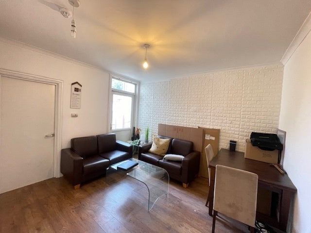 Room Wiggenhall Road in Watford