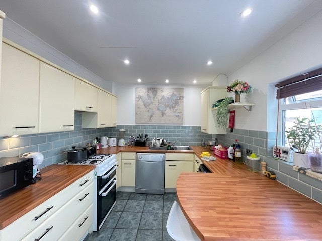Room Wiggenhall Road in Watford