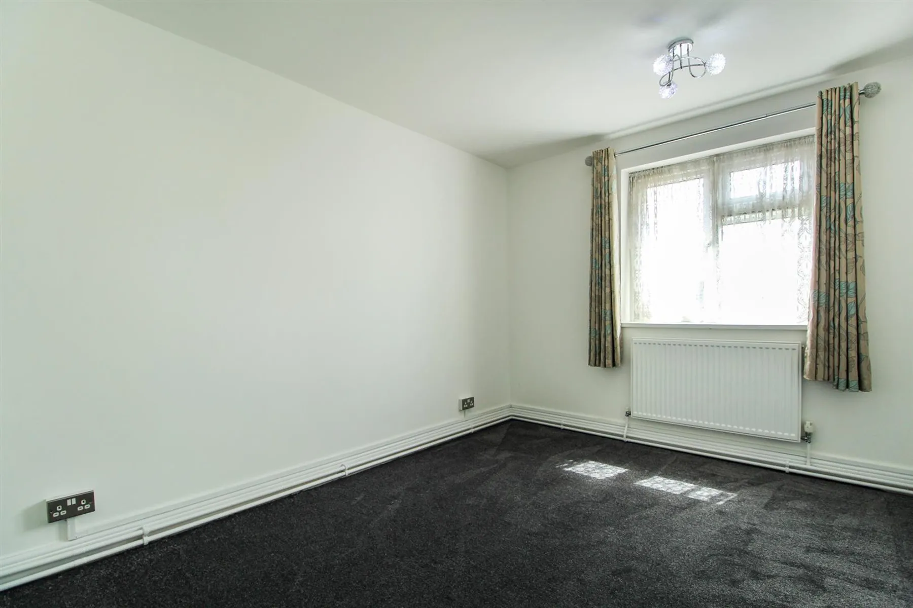 Flat Derwent Drive in Slough