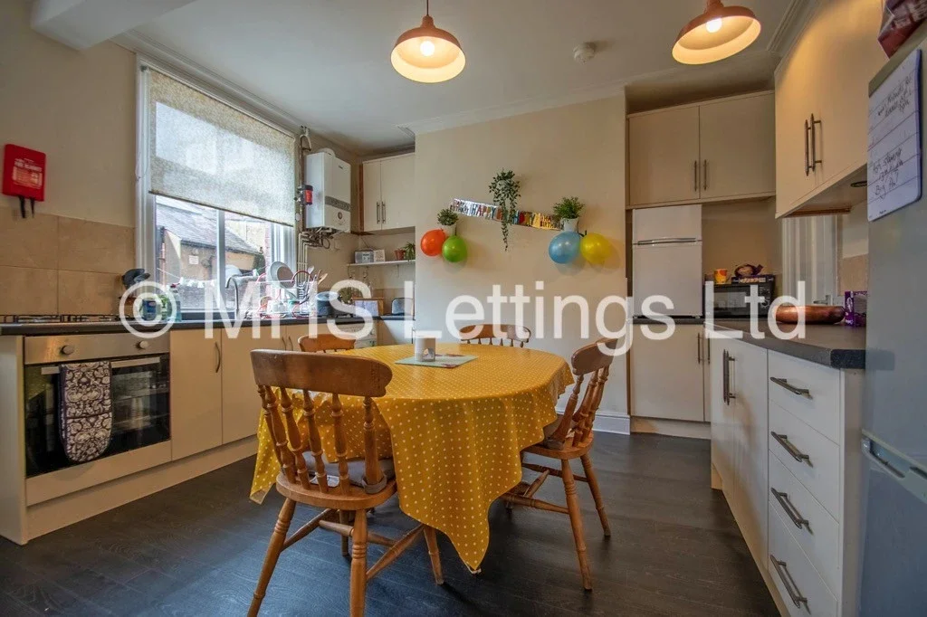 Flat Wetherby Grove in Leeds