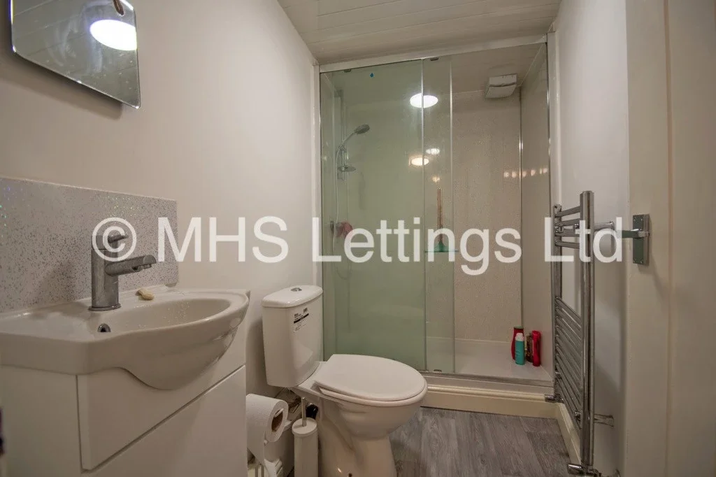 Flat Wetherby Grove in Leeds