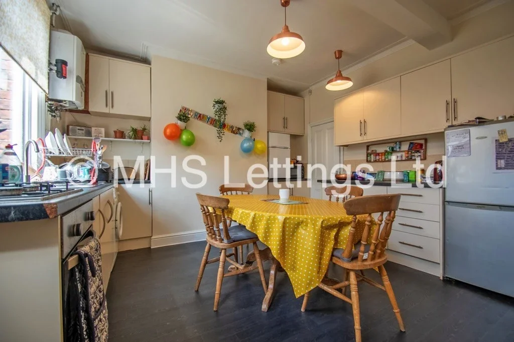Flat Wetherby Grove in Leeds