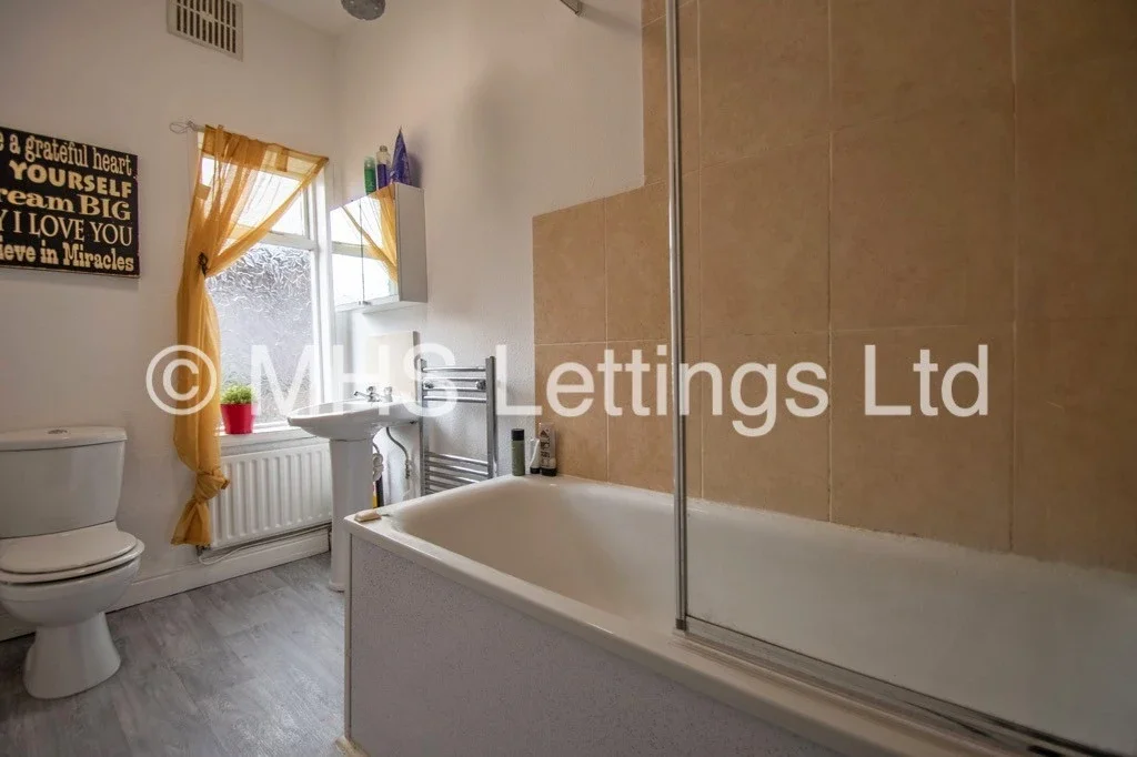 Flat Wetherby Grove in Leeds