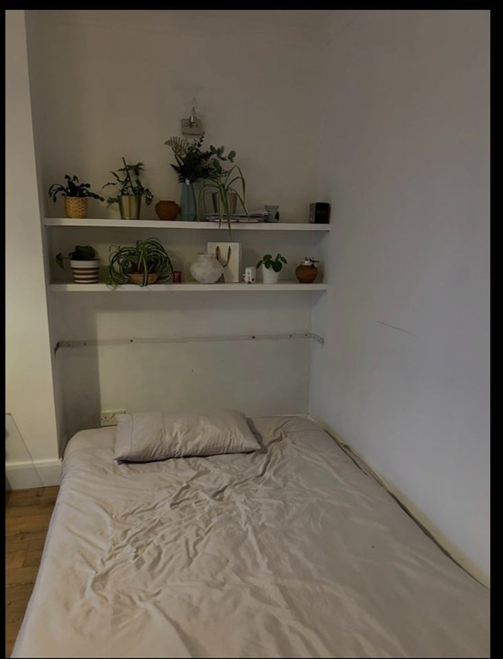 Room Russell Close in Greater London