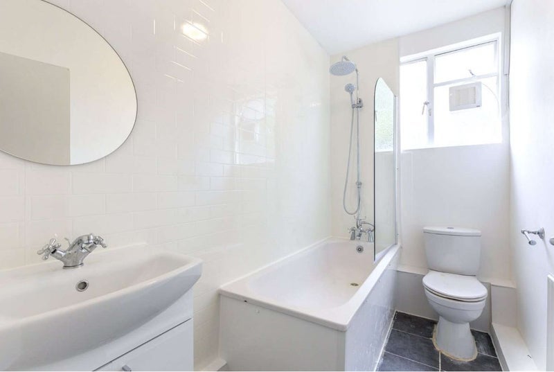 Flat Thurleigh Court in Greater London