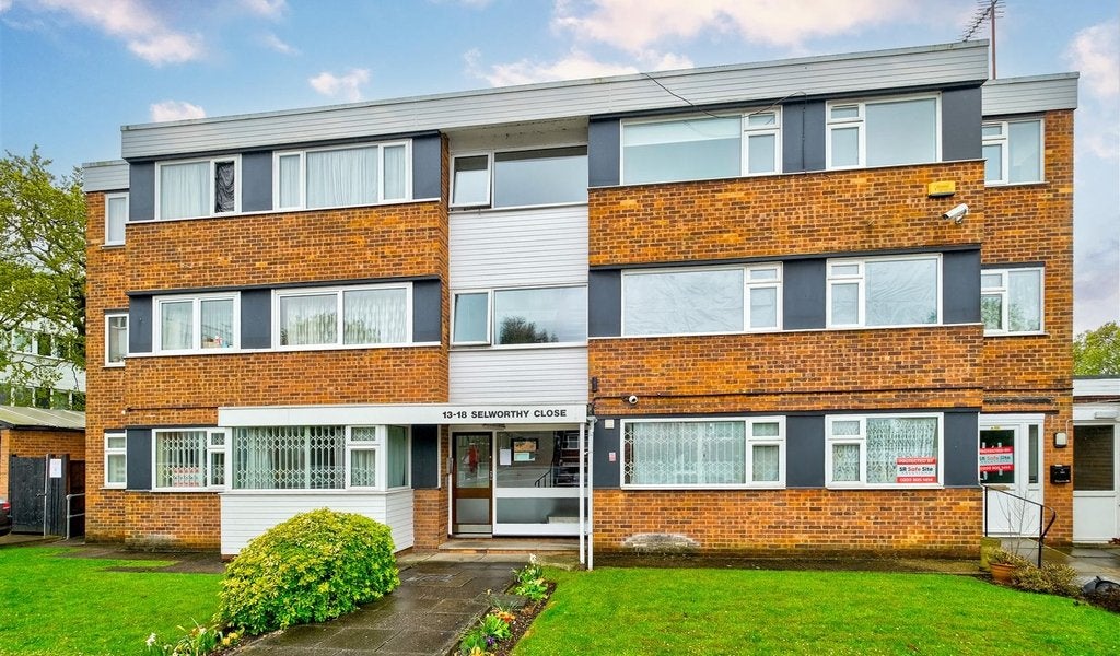Flat Selworthy Close in Greater London