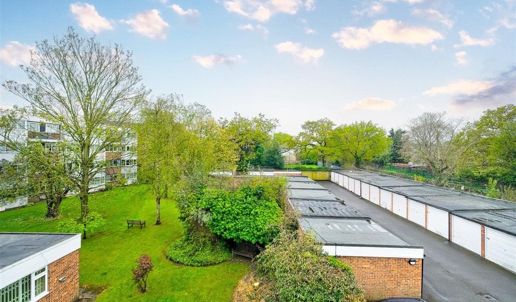 Flat Selworthy Close in Greater London