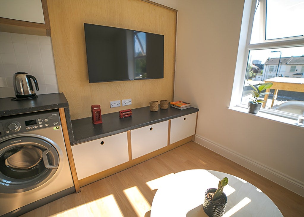 Room West Green Road in Greater London