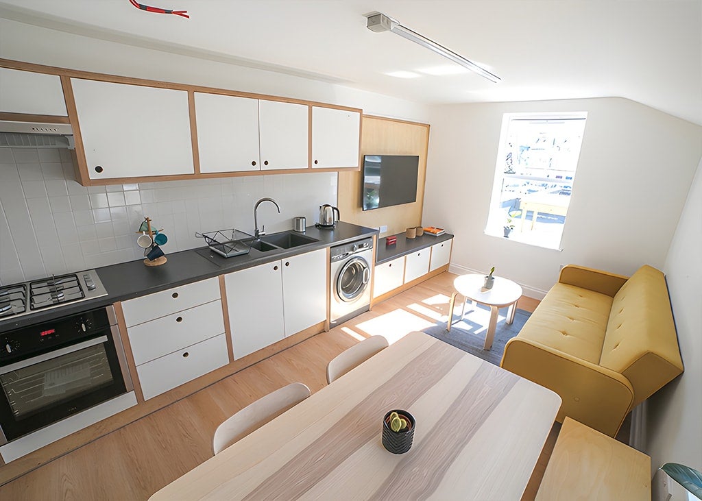 Room West Green Road in Greater London
