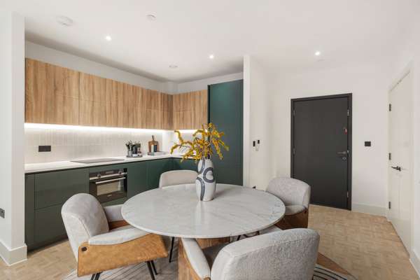 Flat Grayshott Road in Greater London