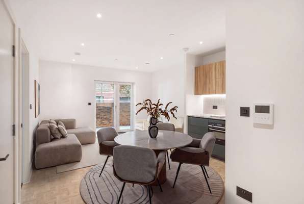 Flat Grayshott Road in Greater London