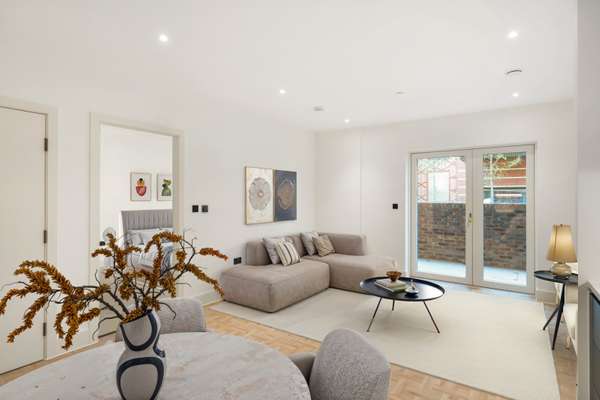Flat Grayshott Road in Greater London
