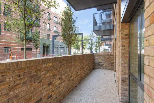 Flat Grayshott Road in Greater London