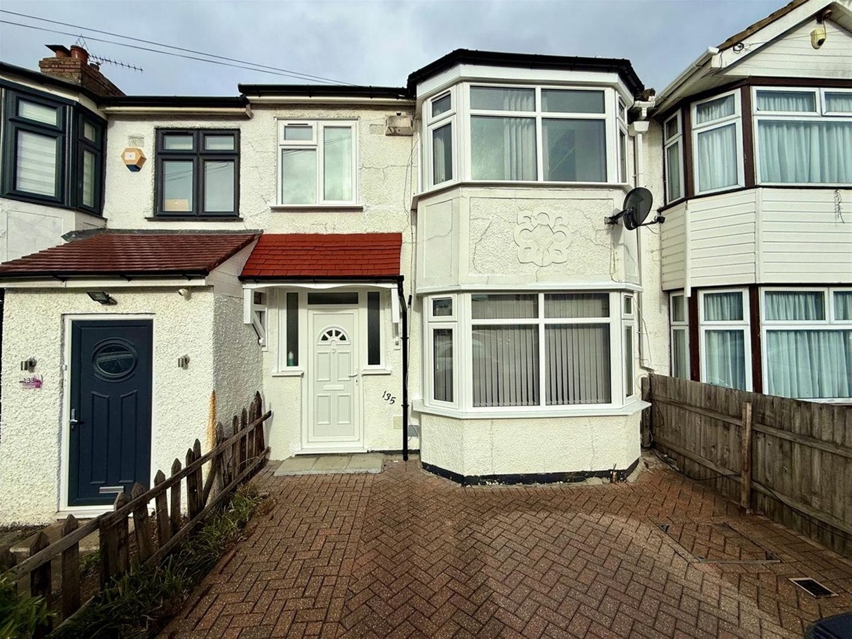 House Ryefield Avenue in Greater London