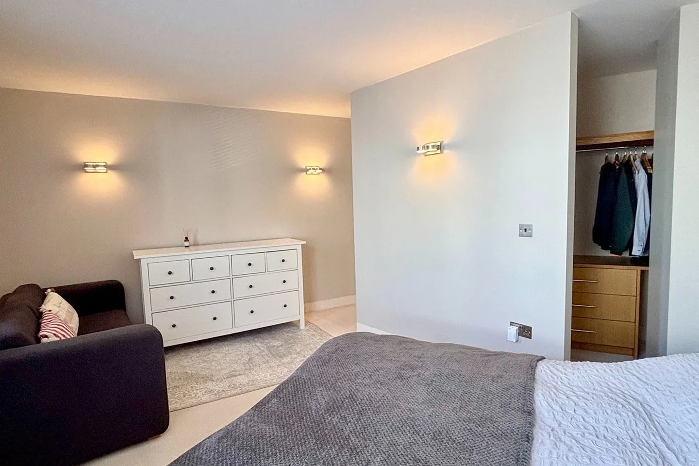 Flat Chiswick High Road in Greater London