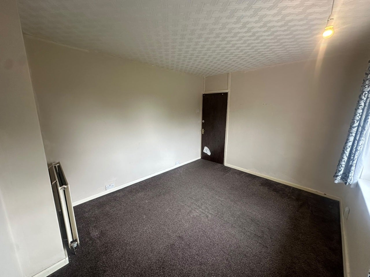 Room Groveside Road in Greater London