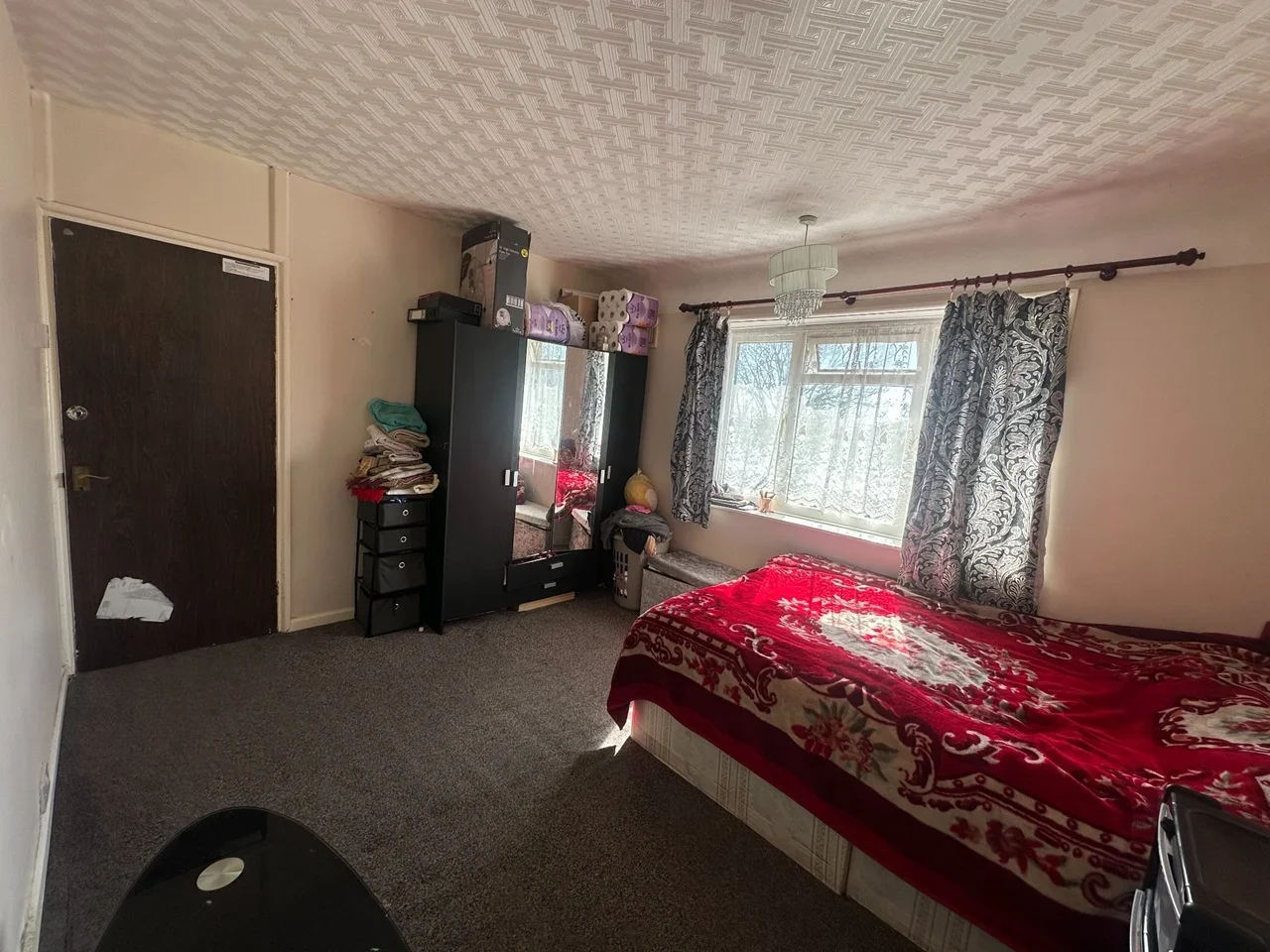 Room Groveside Road in Greater London