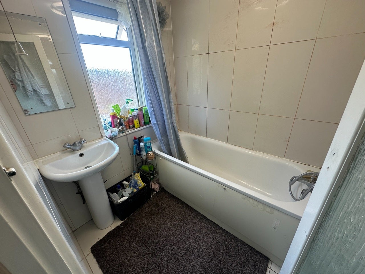 Room Groveside Road in Greater London