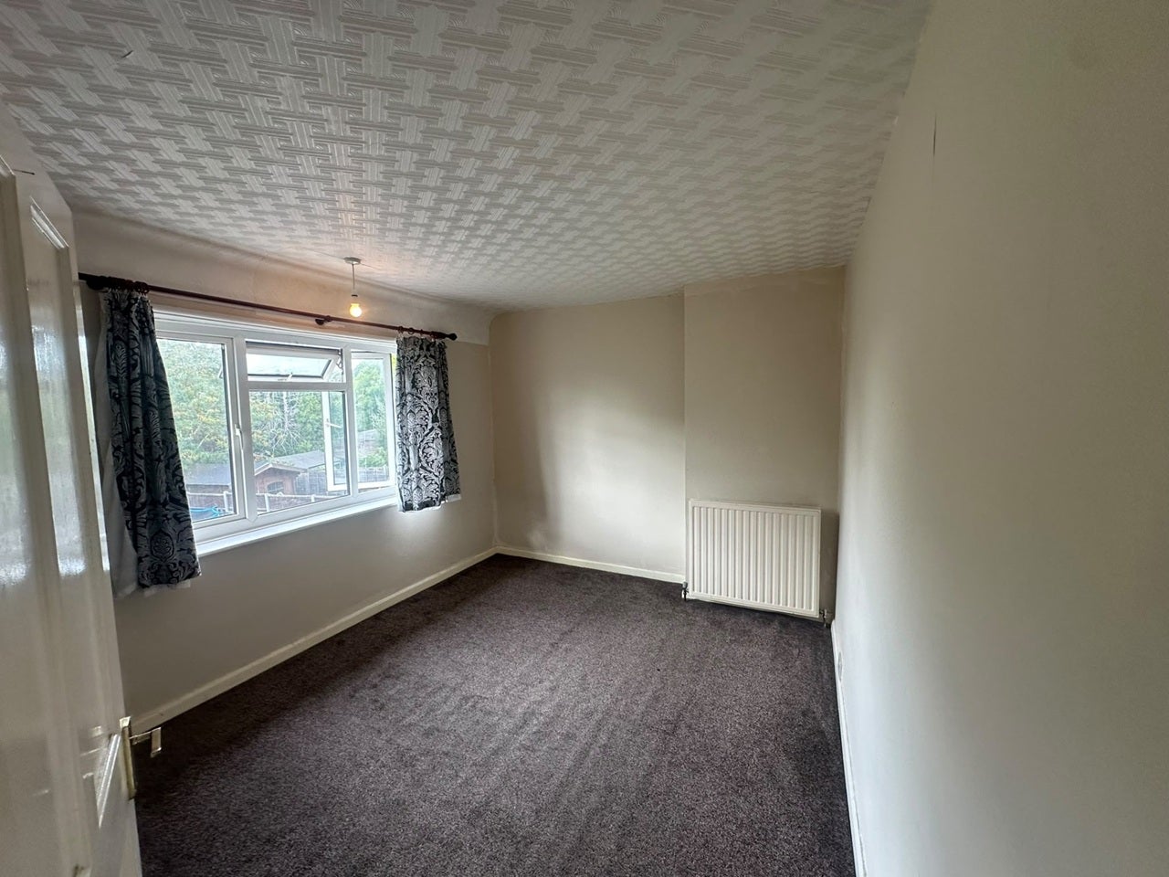 Room Groveside Road in Greater London
