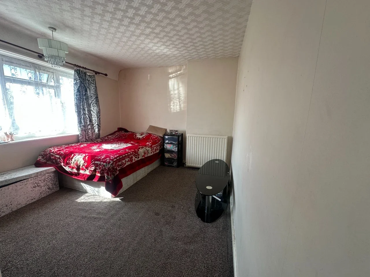 Room Groveside Road in Greater London