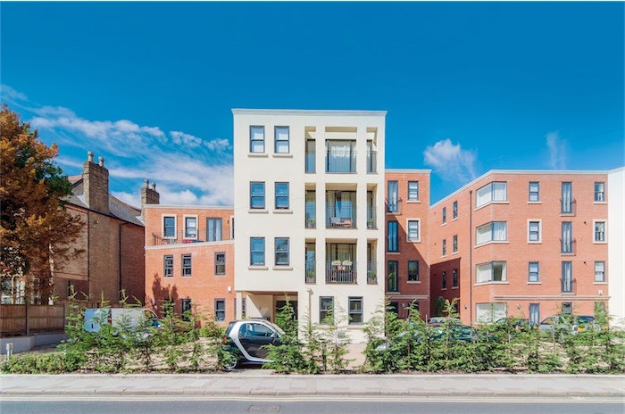 Flat Plaistow Lane in Greater London