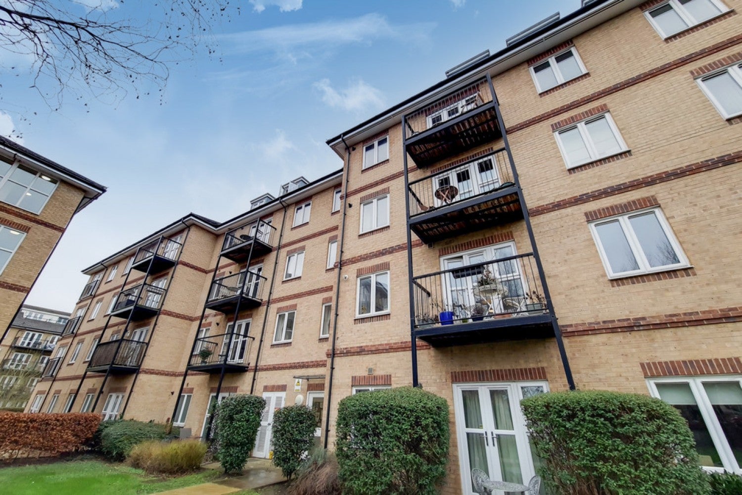 Flat Apple Yard in Greater London