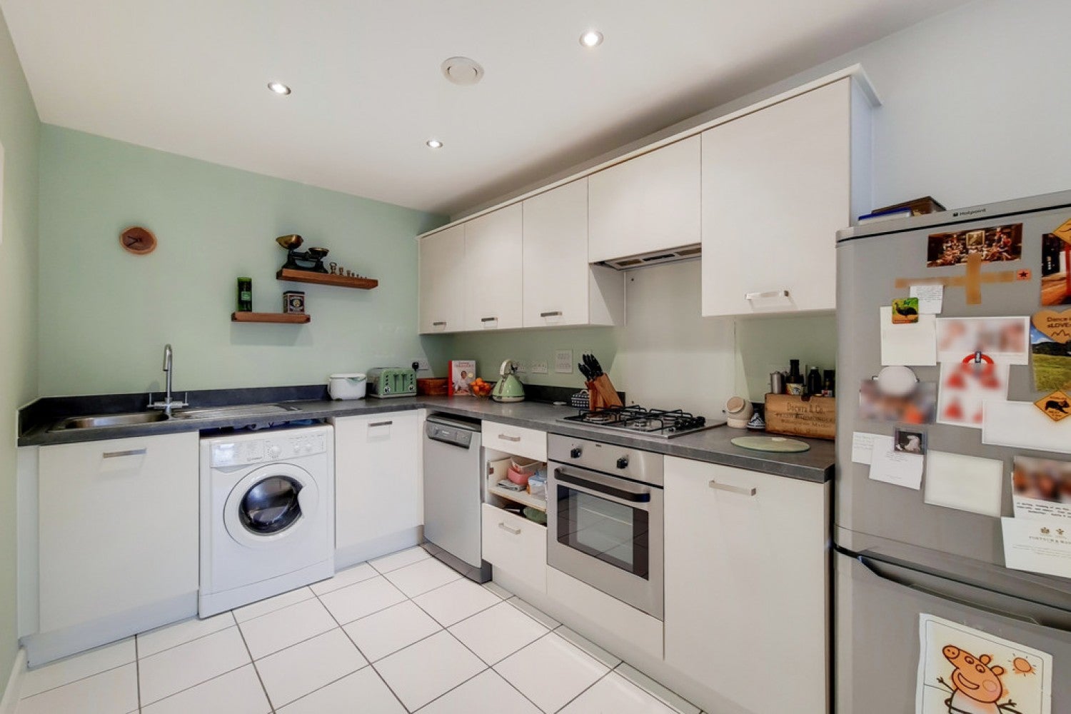 Flat Apple Yard in Greater London
